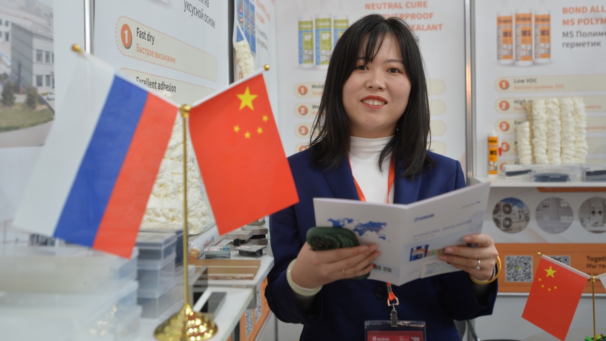 Менеджер по продажам китайской компании по производству герметиков Лия Линь презентовала на выставке строительных и отделочных материалов продукцию из Поднебесной. Качество этих товаров ничуть не уступает европейским аналогам