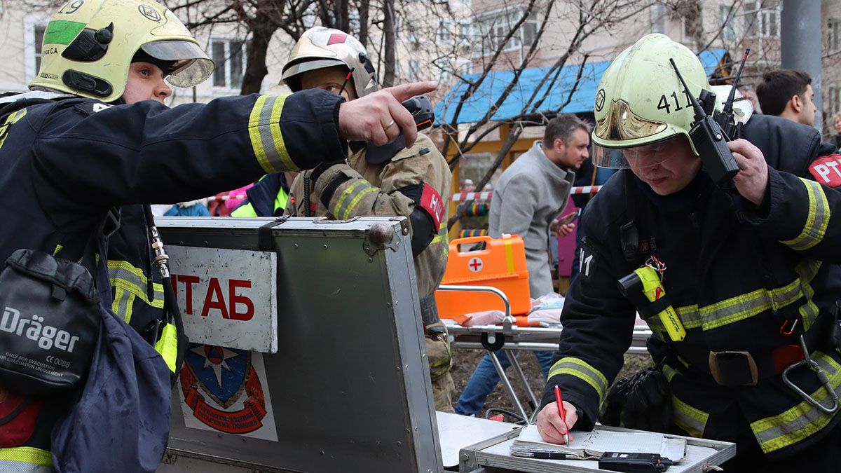 Пожар произошел в жилом доме на улице Бестужевых в Москве