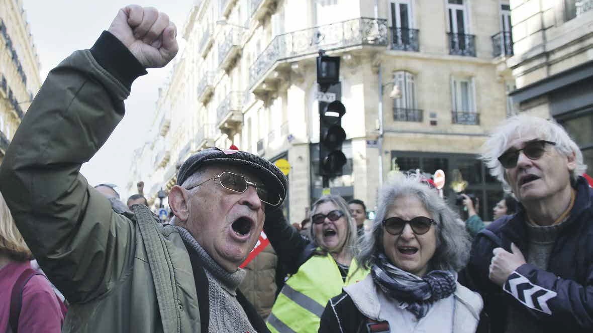 Бордо, юго-западная Франция. Протестующие демонстранты активно возмущаются решением президента Эмманюэля Макрона увеличить возраст выхода на пенсию до 64 лет