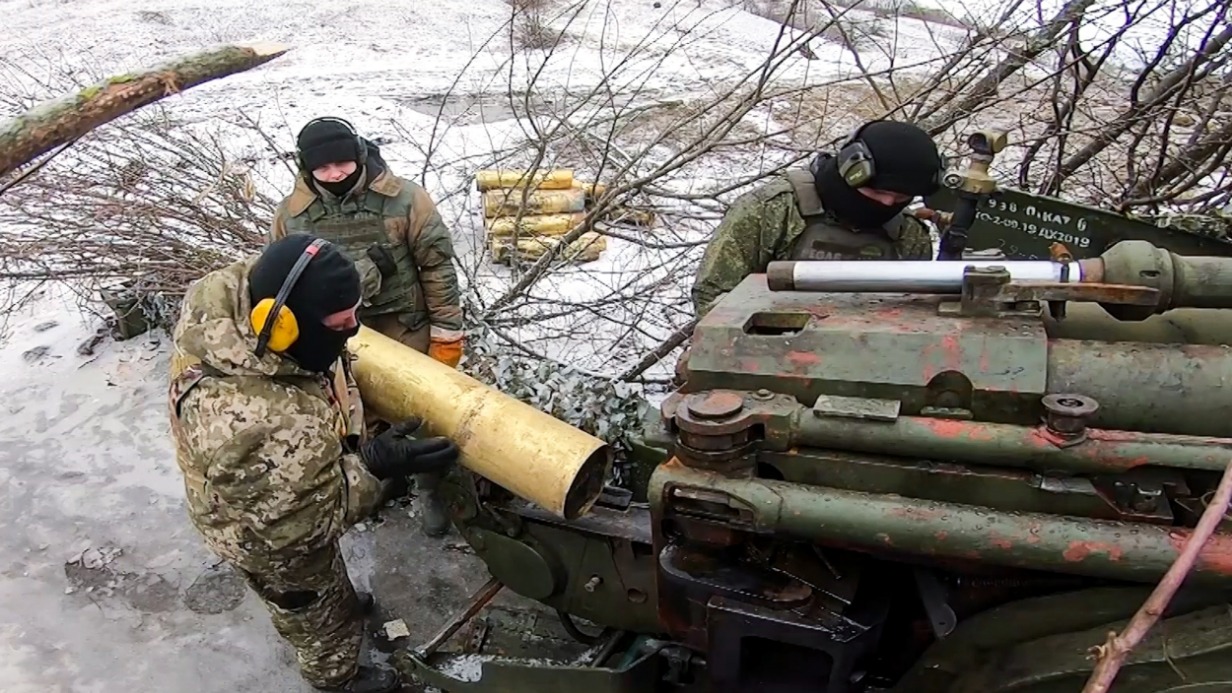 Военнослужащие, призванные в рамках частичной мобилизации, во время боевой работы 152-миллиметровой буксируемой пушки «Гиацинт-Б» Западного военного округа в зоне проведения СВО