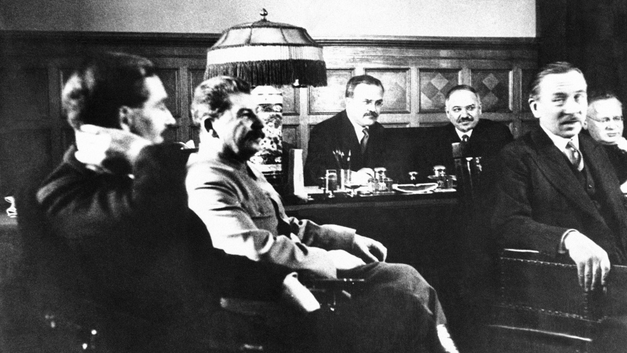 Британский политик Энтони Иден и Иосиф Сталин в Кремле обсуждают средства поддержания мира в Центральной и Восточной Европе