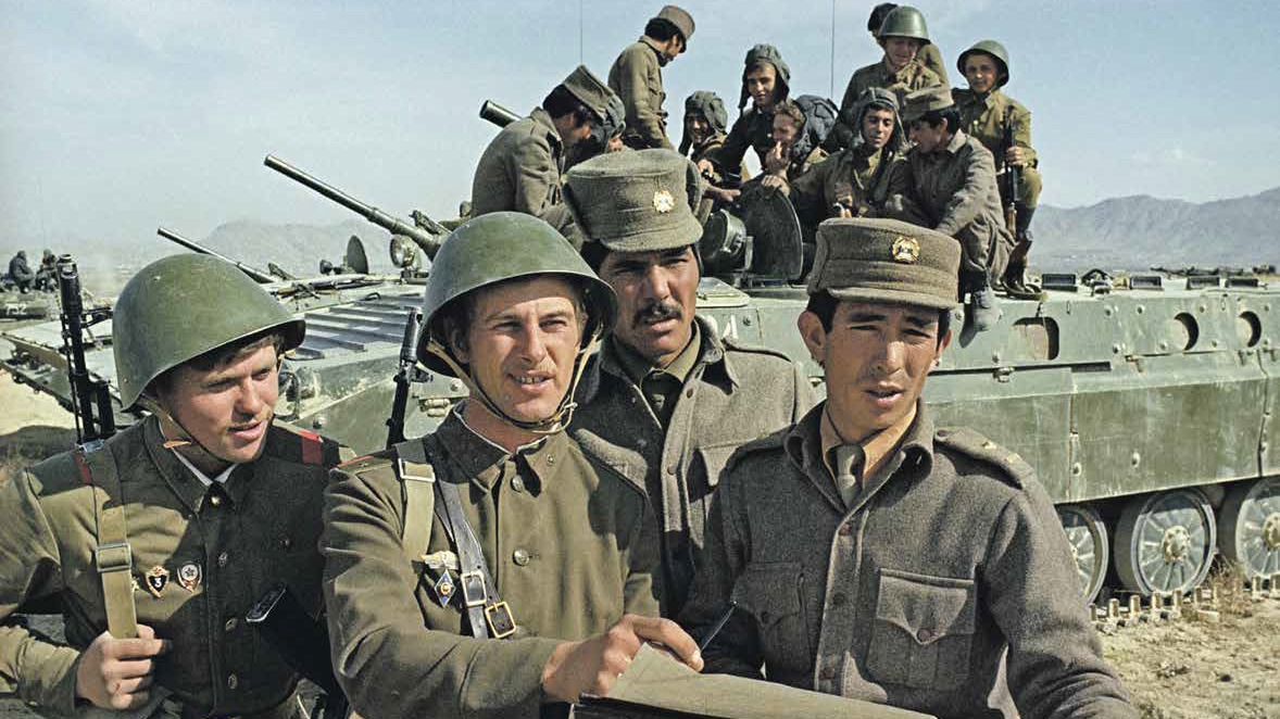 Афганистан. Командир советского мотострелкового взвода лейтенант Евгений Смерин (в центре) и офицеры правительственных войск Афганистана лейтенант Мухаммед Амин и младший лейтенант Абдулла Рашид