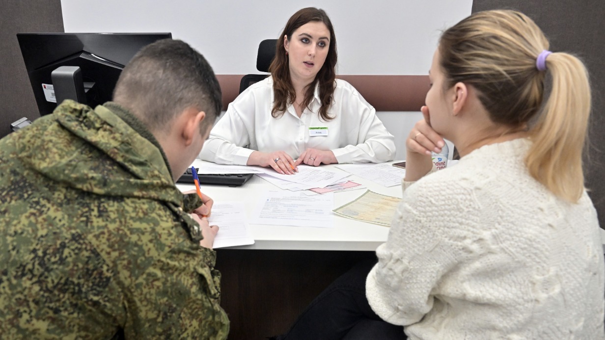 Посетители Единого центра поддержки участников спецоперации и их семей в Москве заполняют документы на получение помощи. Бойцам и их родным готовы оказывать содействие по всем вопросам: оформление пособий, оказание психологических консультаций и другое