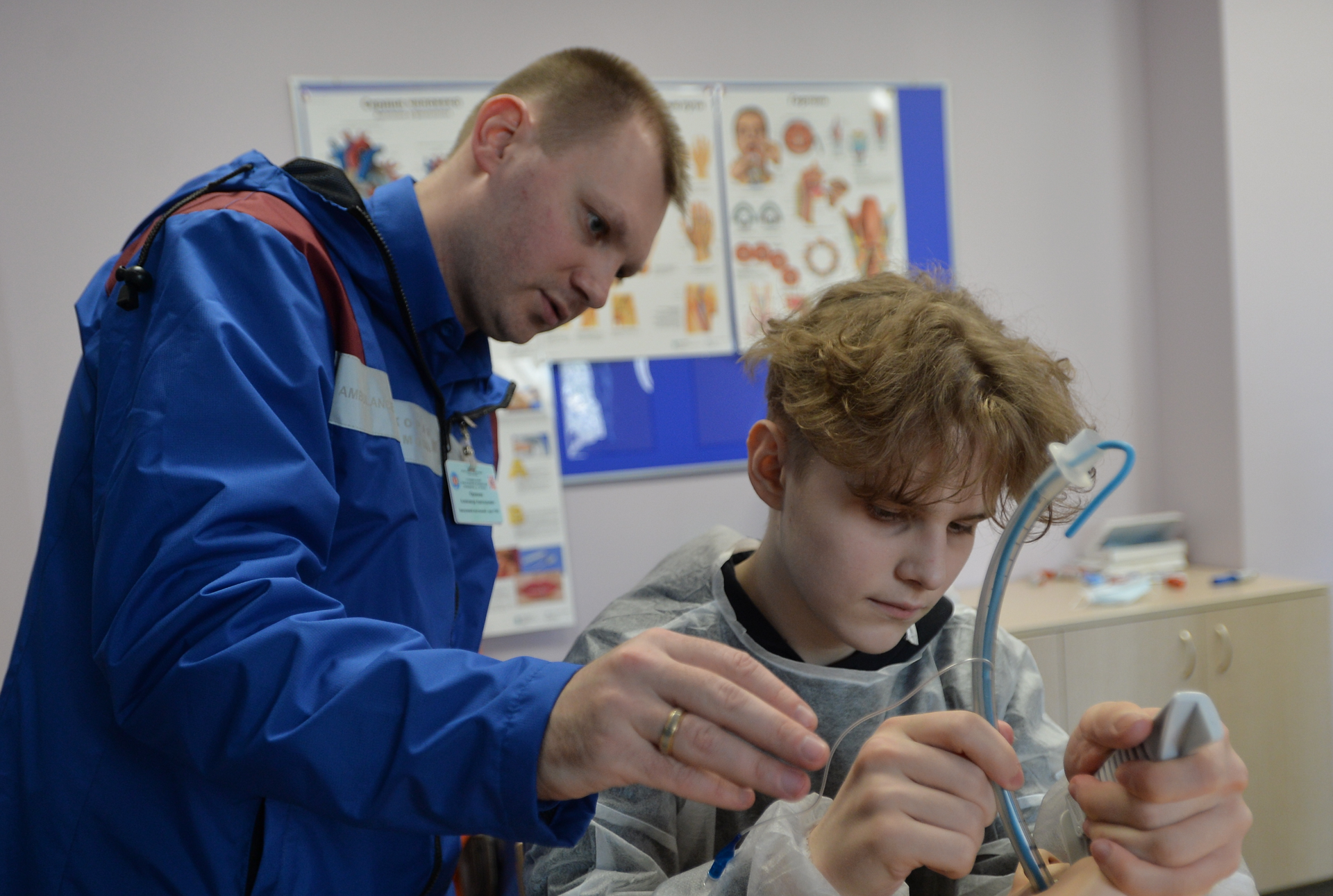 Заведующий подстанцией № 17 Александр Орешкин во время экскурсии по учреждению показывает ученику медицинского класса Ярославу Масленникову на симуляционном аппарате, как правильно делать интубацию трахеи