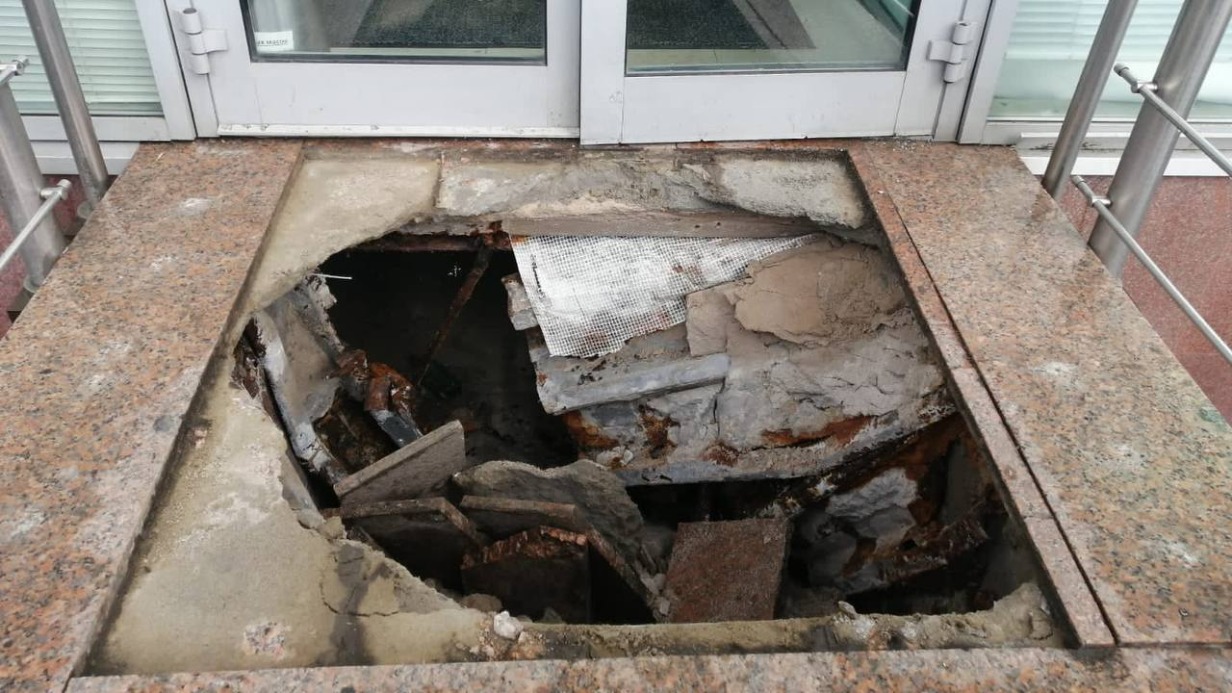 Женщина пострадала из-за обрушения крыльца у входа в аптеку на Краснодарской улице