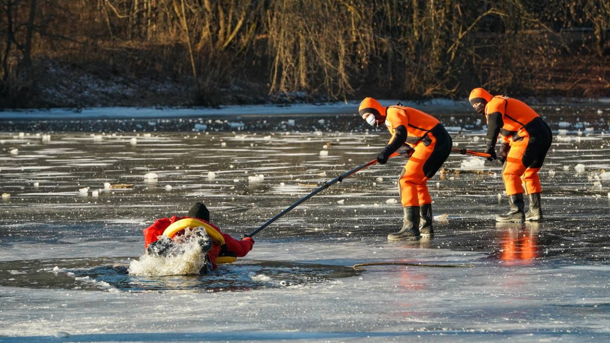 Москвичам напомнили об опасностях выхода на весенний лед