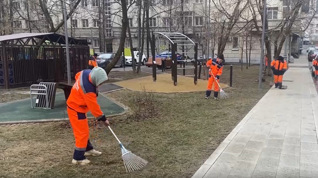 Специалисты начали работы в рамках весеннего месячника благоустройства в Москве