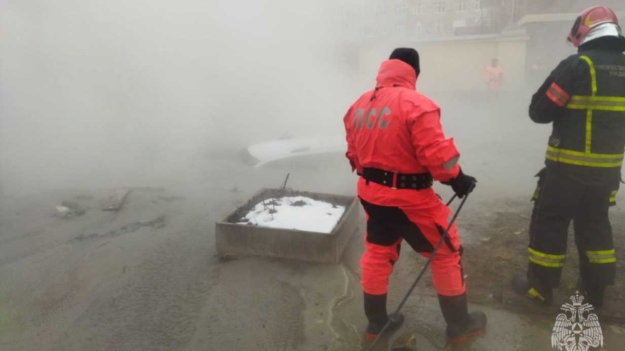 Машина с двумя детьми провалилась в яму с кипятком в Санкт-Петербурге