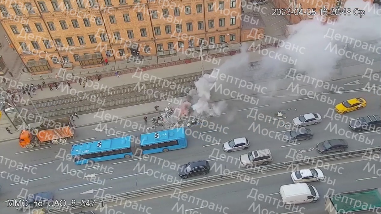 Строительный мусор высыпался из грузовика и загорелся на Варшавском шоссе. Видео