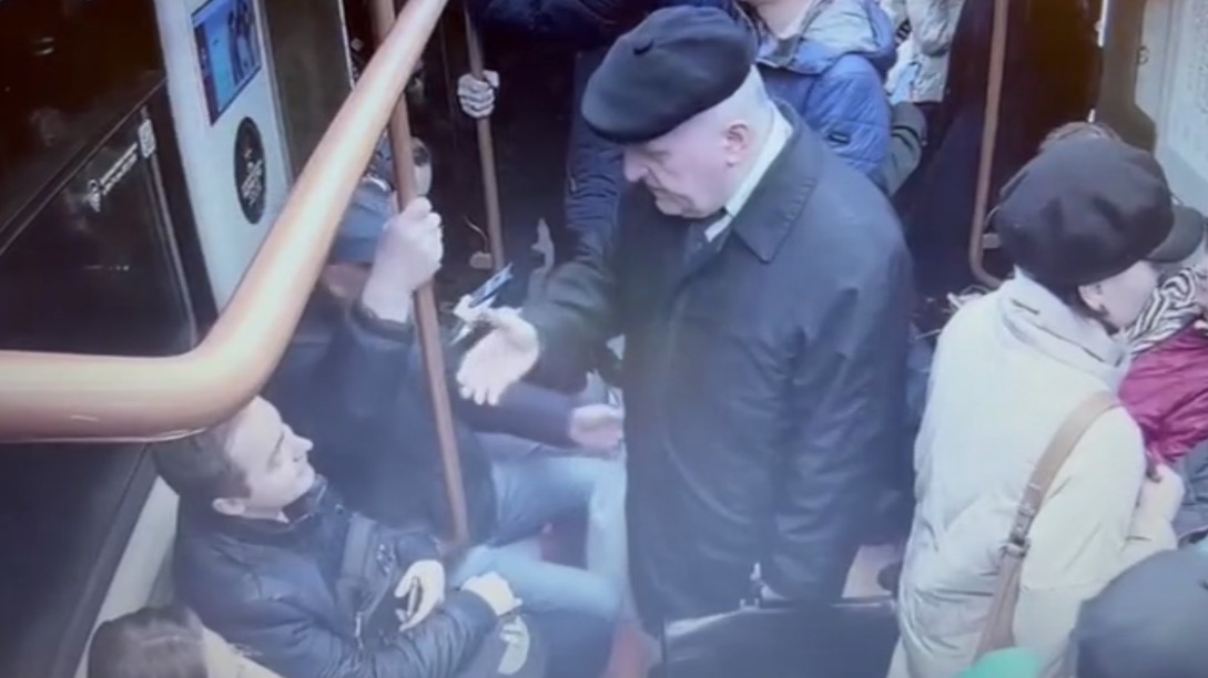 По факту нападения на пенсионера в метро возбуждено уголовное дело