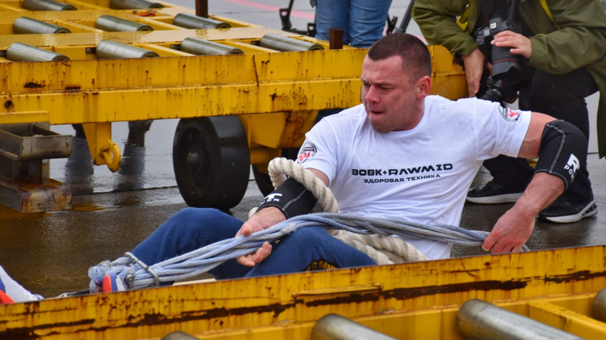 Атлет Вовк отбуксировал 32-тонный самолет в Сочи и установил мировой рекорд