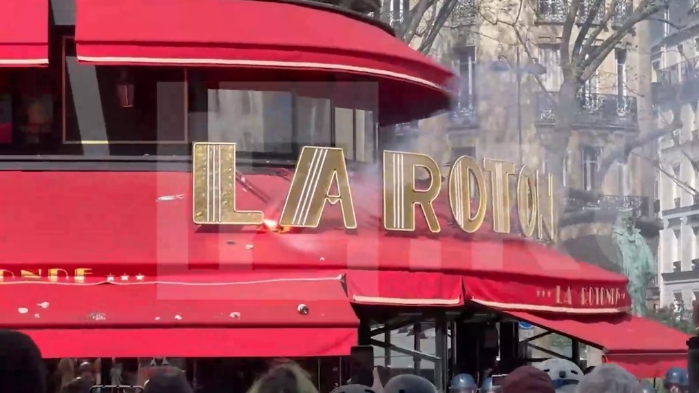 Протестующие парижане подожгли любимый ресторан Макрона