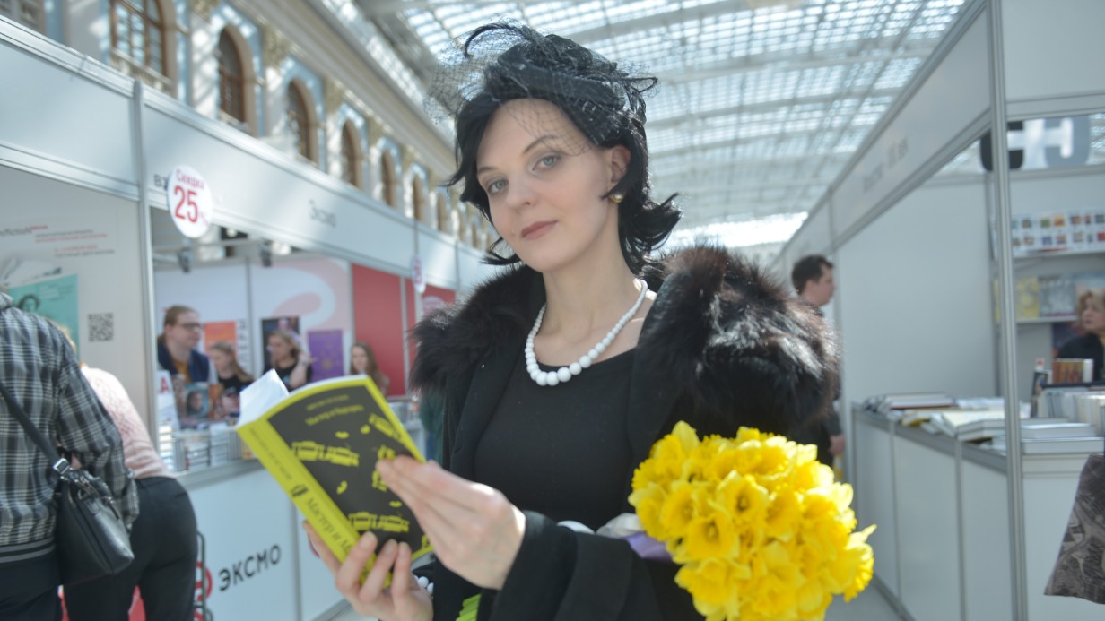 Москвичка Нина Перфильева в образе Маргариты из романа Михаила Булгакова на Международной интеллектуальной книжной ярмарке