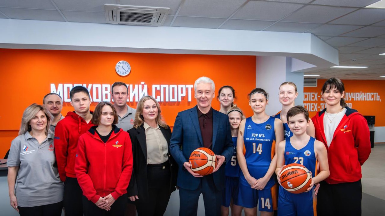 Собянин открыл новый спорткомплекс с бассейном в Бибиреве