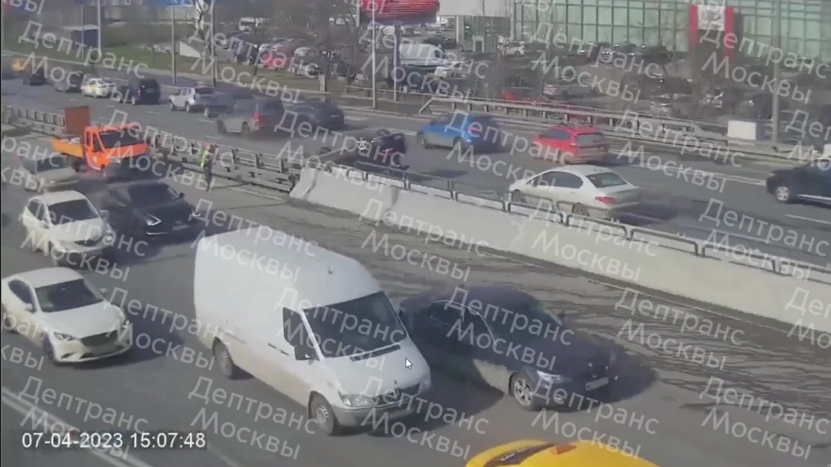 Автомобиль перевернулся в результате столкновения четырех машин на юго-востоке столицы