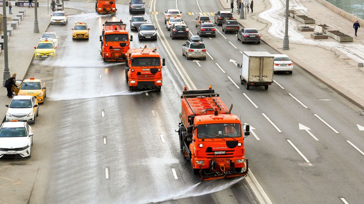 Первая промывка дорог и тротуаров специальным шампунем пройдет в Москве 8 апреля