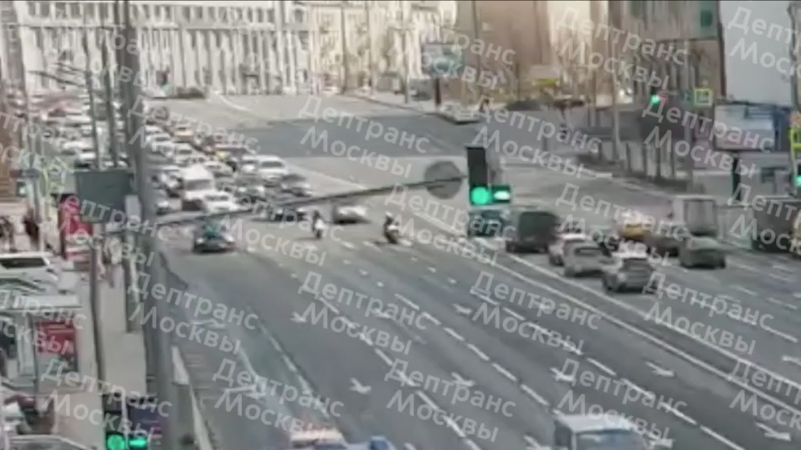 Автомобиль сбил велосипедиста в центре Москвы