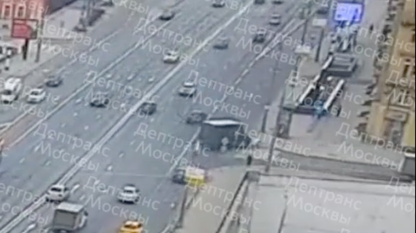 Грузовик сбил велосипедиста в центре Москвы