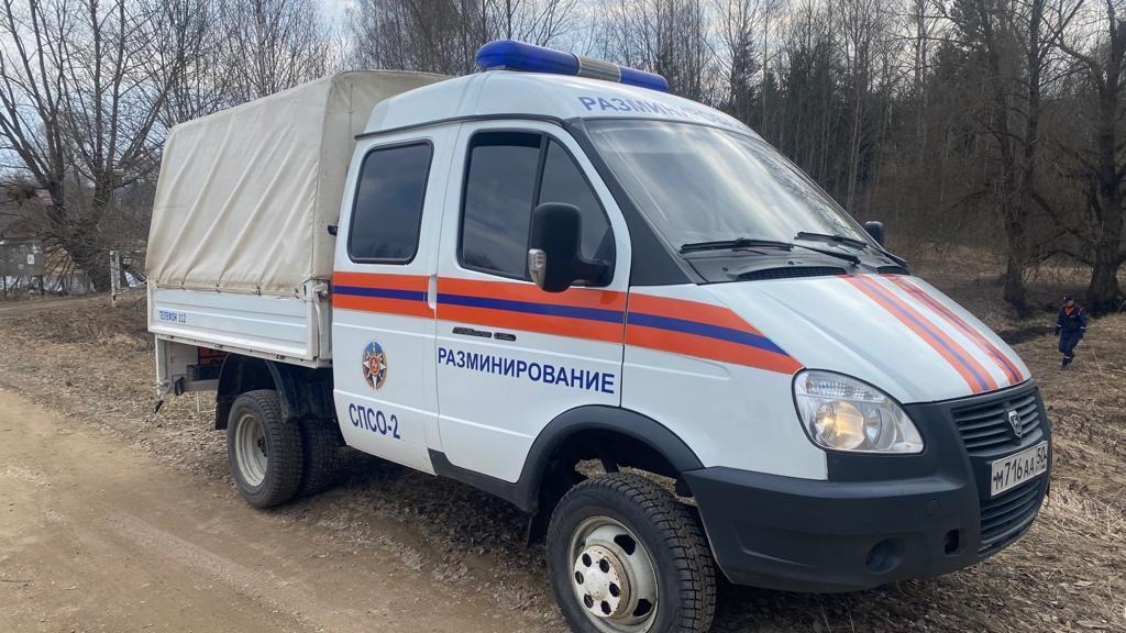 Жители подмосковной деревни обнаружили в лесу снаряд времен ВОВ