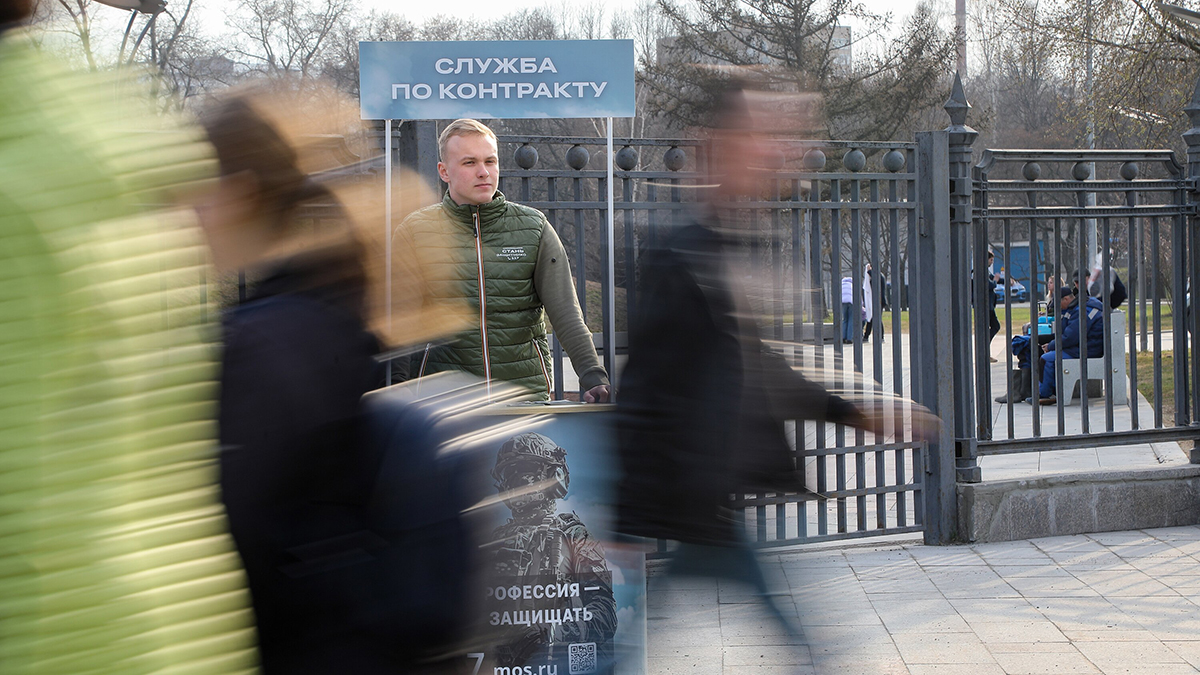 Пришедшие в столичный пункт отбора контрактников рассказали о стремлении защищать Родину