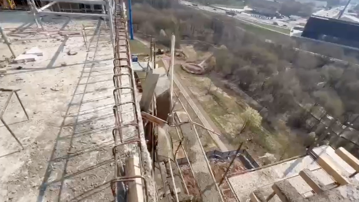 Появилось видео со стройки на западе Москвы, где пострадали двое рабочих