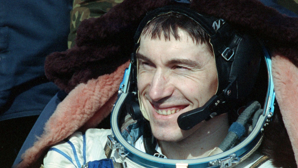 Космонавт Сергей Крикалев сразу после возвращения на Землю с космического корабля «Союз ТМ-13». Спускаемый аппарат совершил мягкую посадку в районе города Аркалык в Казахстане