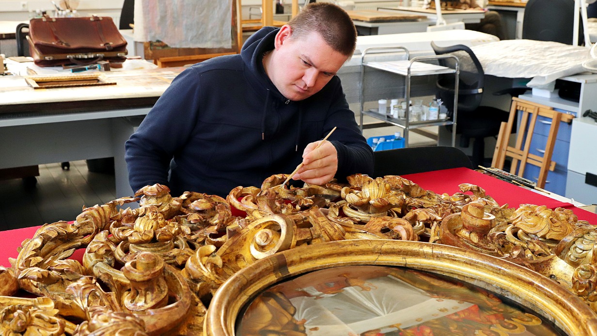 Художник-реставратор по темперной живописи Артем Киселев восстанавливает икону «Тайная вечеря» на сени от Царских врат