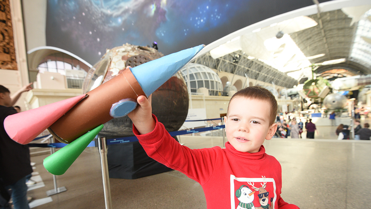 Москву украсили праздничными плакатами ко Дню космонавтики 