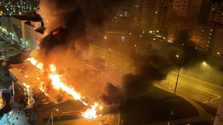 Движение полностью перекрыто по Новокуркинскому шоссе и Молодежному проезду из-за пожара