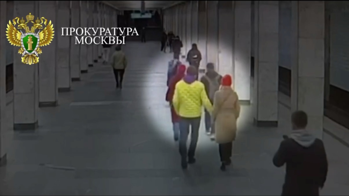 Мужчина напал с ножом на семейную пару в московском метро за отказ сфотографироваться