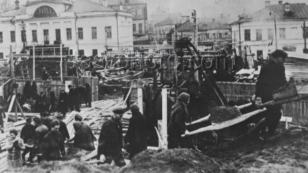 1934 год. Рабочие лесопильного завода № 1 имени Ильича трудятся на субботнике по строительству Московского метрополитена в районе Волхонки