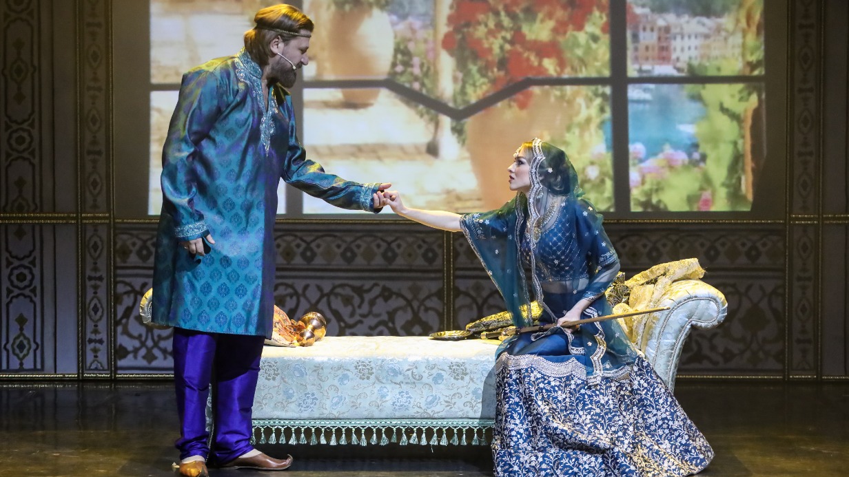 Виктор Логинов и Мария Гуськова в сцене из спектакля «Хожение за три моря»