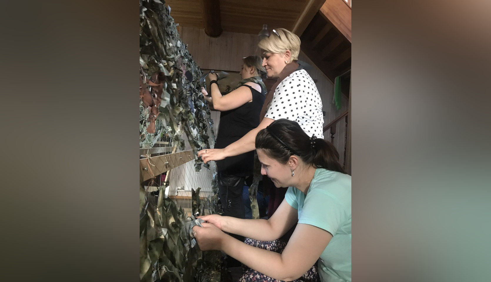 Волонтеры группы «Невидимки» плетут маскировочные сети, которые отправятся российским военнослужащим в зону спецоперации