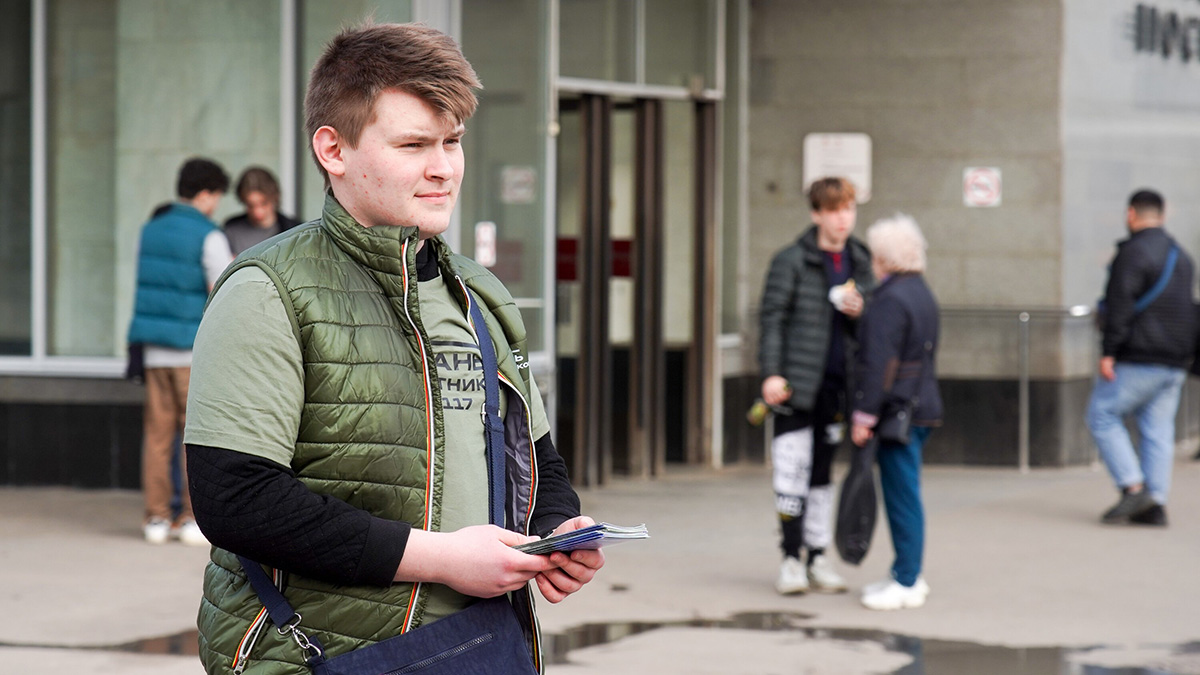 Волонтеры помогают пришедшим в пункт отбора на контрактную службу с заполнением документов