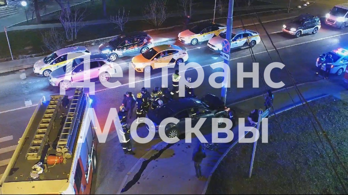 Водитель легковушки потерял управление и въехал в столб на Сельскохозяйственной улице