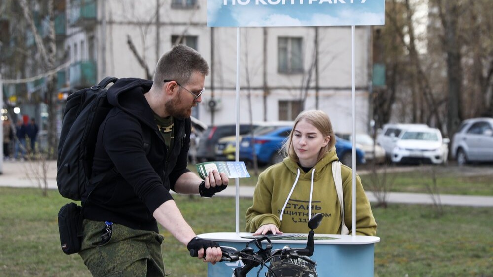 Волонтеры отмечают интерес жителей Москвы к информации о военной службе по контракту