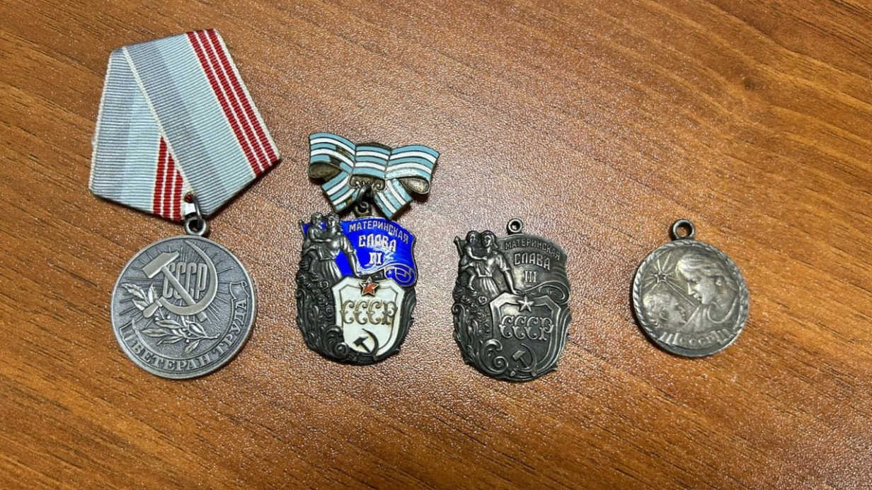 Мужчина пытался сдать госнаграды в ломбард в центре Москвы и стал фигурантом дела