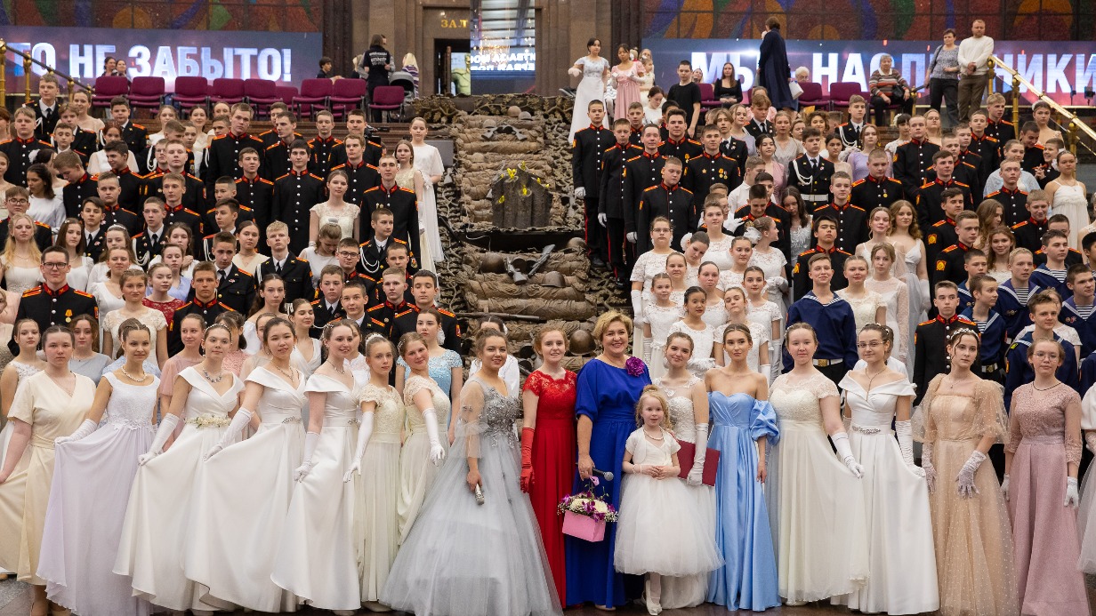 Почти 400 кадет выступили на весеннем балу в Музее Победы