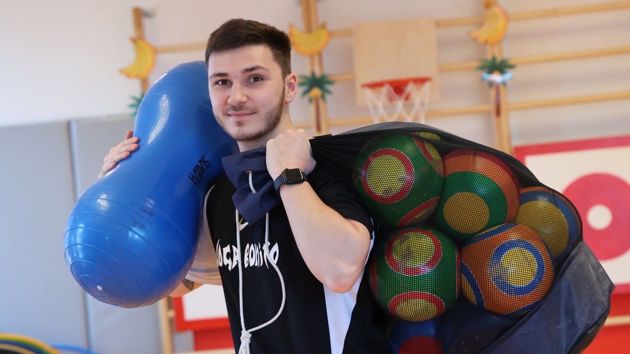 Победитель конкурса «Лучший воспитатель Москвы» Егор Харитонов в спортивном зале