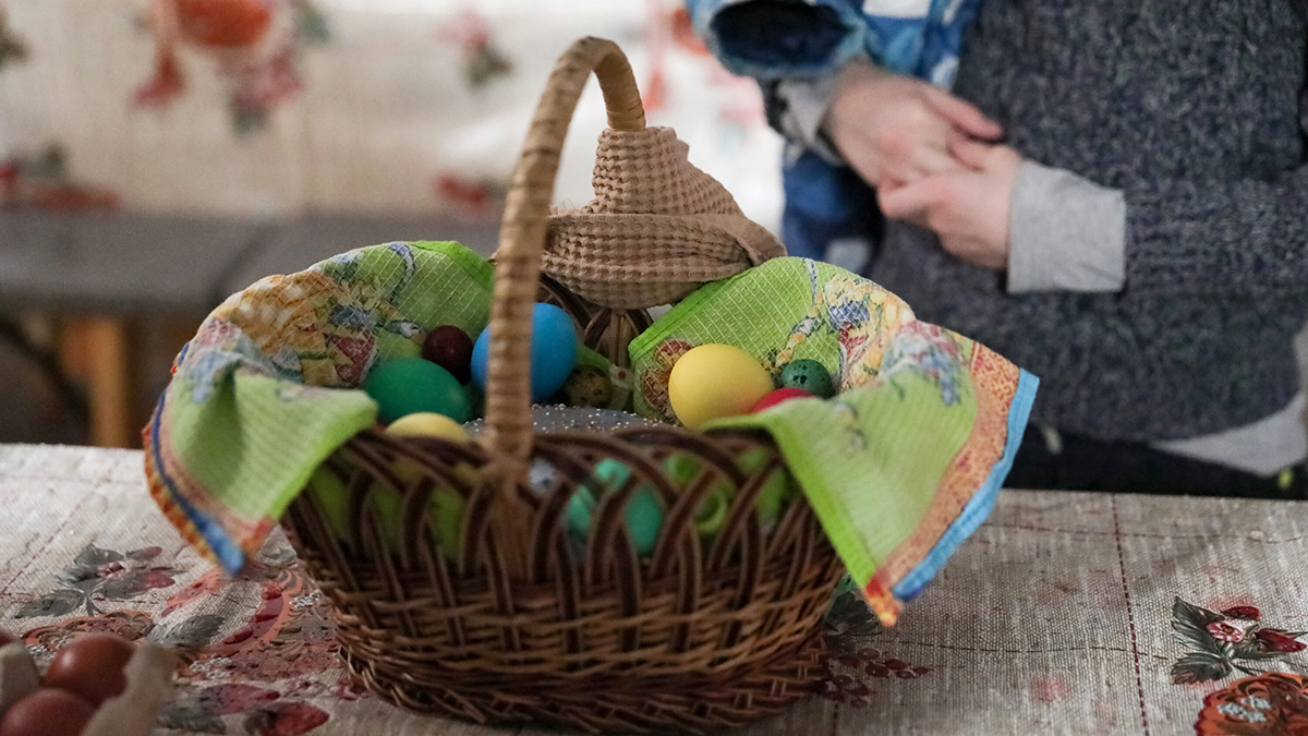 Эксперты назвали 11 бюджетных способов покрасить яйца на Пасху без химии