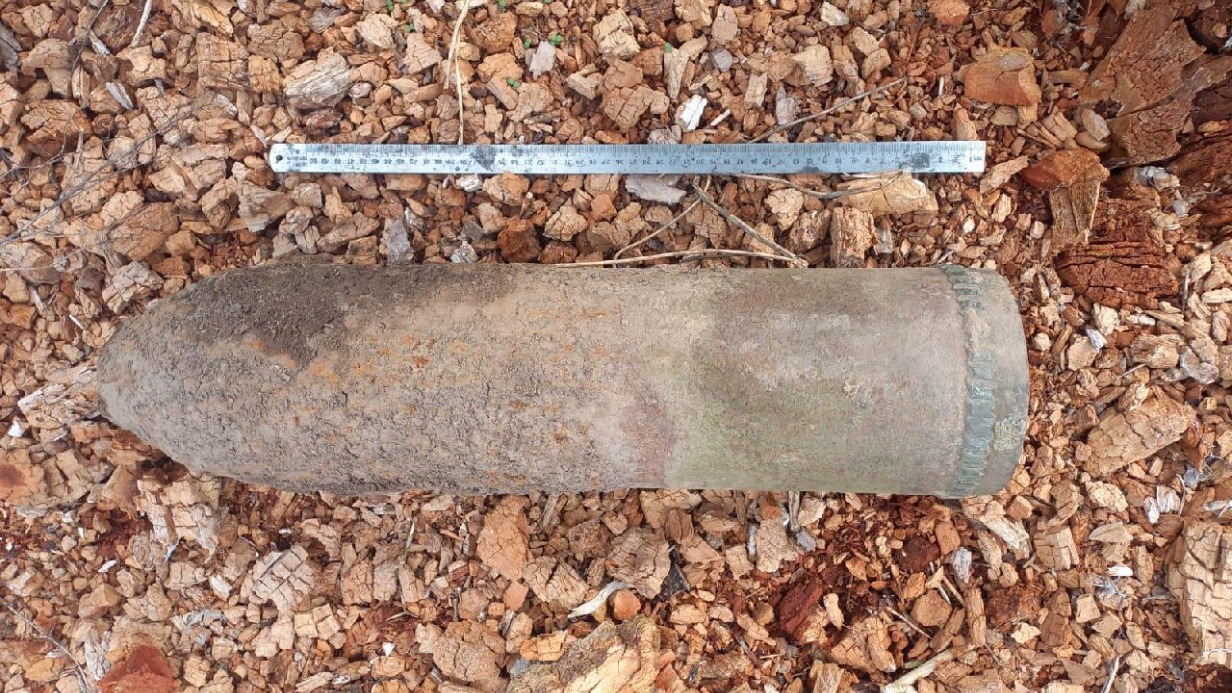 Житель подмосковной деревни нашел на своем участке снаряд времен ВОВ