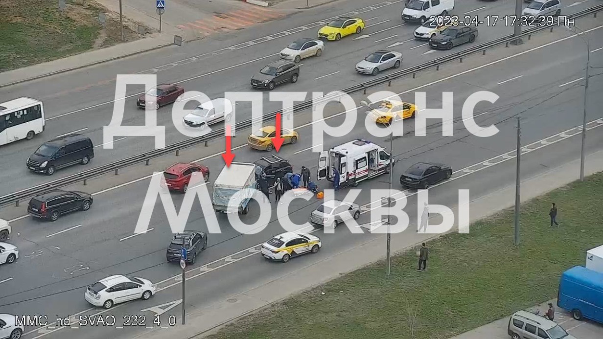 Два автомобиля столкнулись на Дмитровском шоссе в Москве