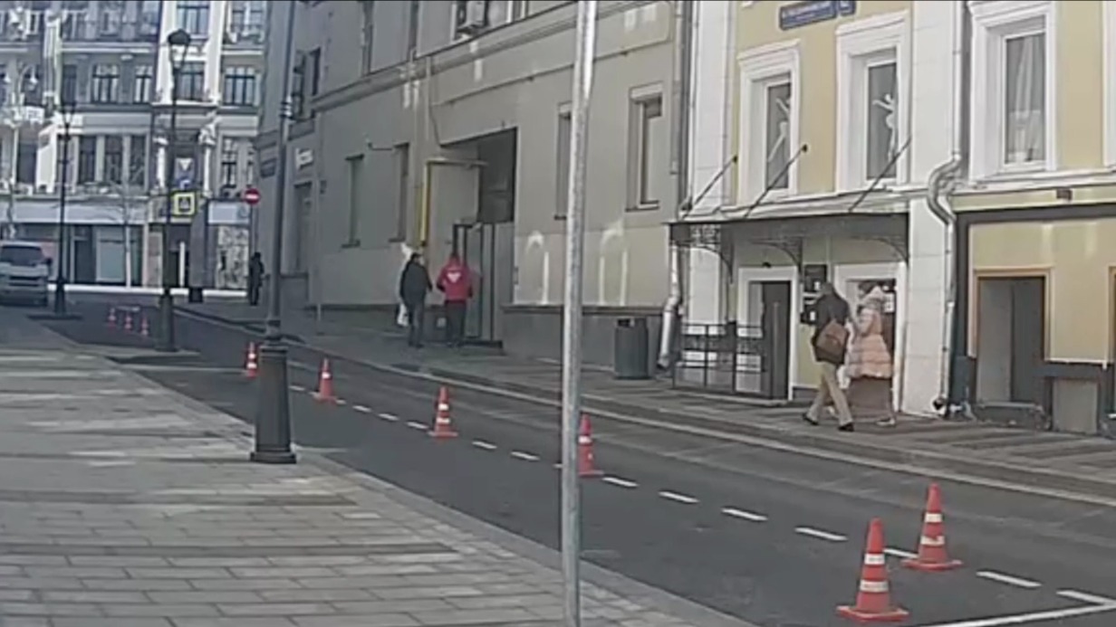 Двое мужчин в Москве заказали дорогие смартфоны и ограбили курьера, который их вез