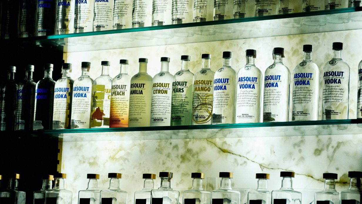 Шведский производитель водки Absolut решил прекратить экспорт продукции в Россию