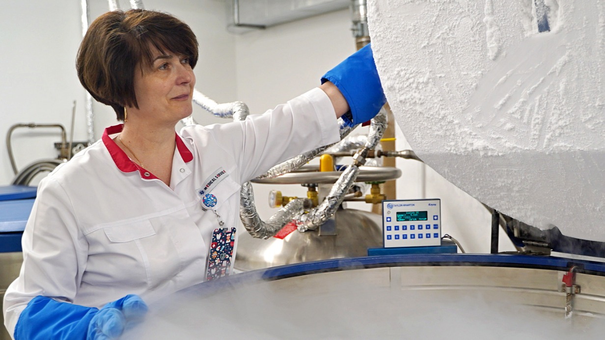 Завотделом долгосрочного хранения клеток крови и карантинизации ФМБА Оксана Давидюк открывает бокс, где хранятся замороженные пакеты с кровью