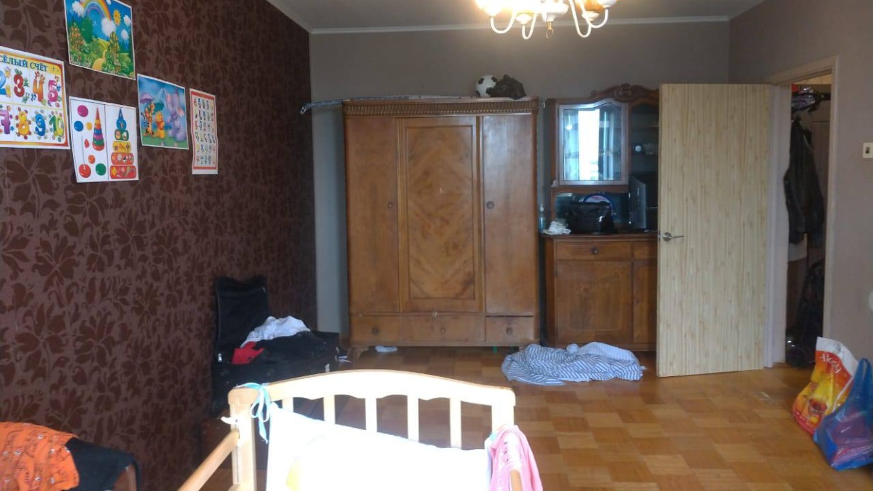 На Литовском бульваре мужчина чуть не убил жену на глазах у детей