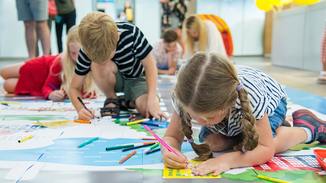 Москвичи выберут детские рисунки, которые украсят лимитированные карты «Тройка»