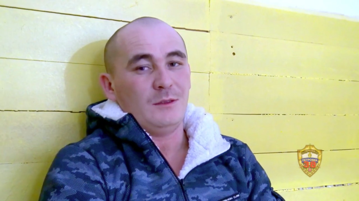 Вооруженный мужчина ограбил женщину в подъезде ее дома в центре Москвы