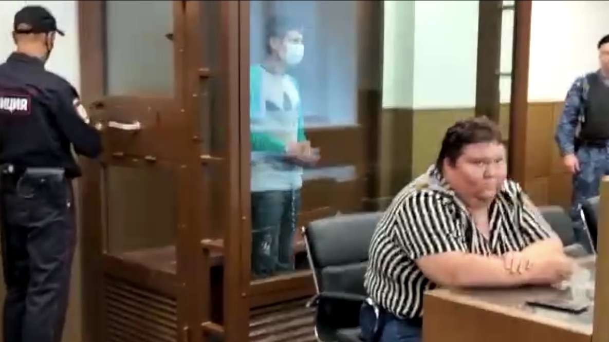 Грозивший сбросить малолетнюю дочь с балкона в Москве мужчина предстанет перед судом