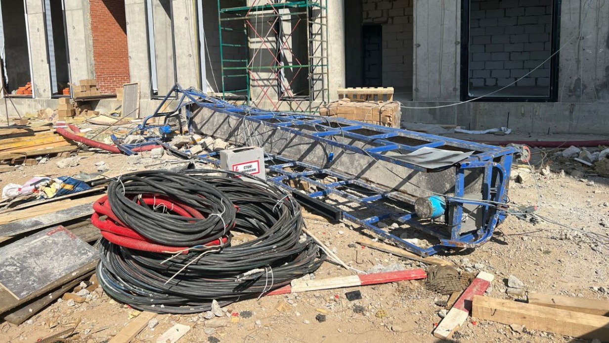 Рабочий пострадал при падении с большой высоты на стройке на улице Зорге в Москве 